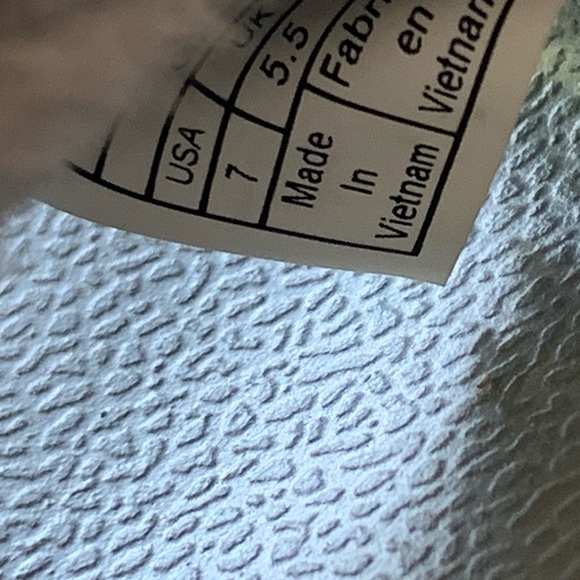 Ugg Slippers size 7. Never worn, brand new. Grey color. No box - Picture 6 of 7